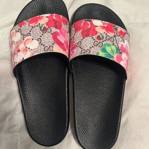 Floral Slide Sandals - Black and Pink